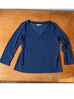 Chico's Travelers Women’s Deep Blue Long Sleeve V-Neck Top. Size 2 or US Large